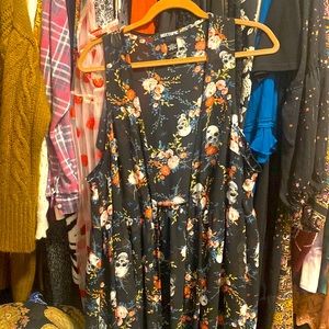 Sheer long vest , Hot topic , flowers and skulls💗